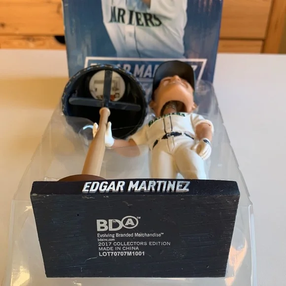 NIB Seattle Mariners 2017 Edgar Martinez Bobblehead “It’s A Light Bat!” - Picture 5 of 8